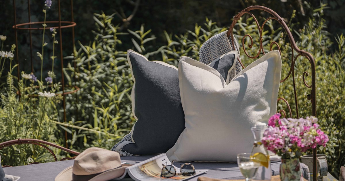 Creating relaxing garden reading spots with herringbone cushions and oxford cushions from Boeboes