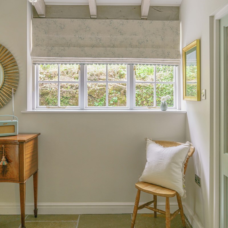 Create bespoke Roman blinds with the help of our expert Roman blind makers.